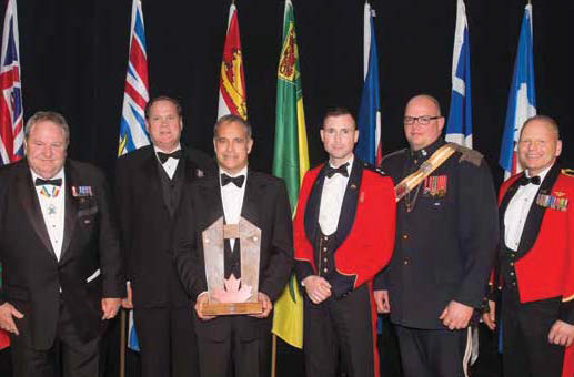 Yves Desjardins-Siciliano, président et chef de la direction, reçoit le prix de l’Employeur offrant le plus grand appui au Canada, au nom de VIA Rail. 
